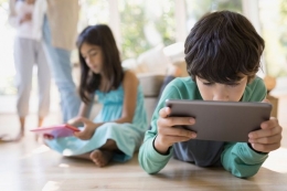 Solusi praktis orangtua langsung memberikan gadget pada anak ketika anak rewel memiliki risiko dan dampak jangka panjang bagi anak. Sumber: techcrunch via Kompas.com
