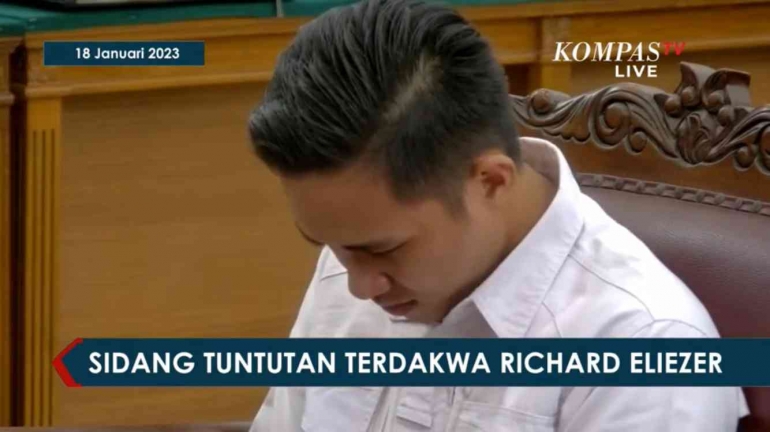 Richard Eliezer tampak menahan tangis usai dituntut 12 tahun penjara di PN Jakarta Selatan, Rabu (18/1/2023). (Sumber: Tangkapan layar Kompas TV)