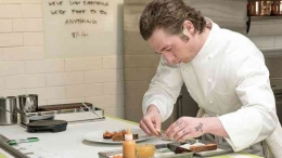Apakah nasib Carmy lebih baik apabila tetap jadi chef di resto terkenal (sumber gambar: Hulu dalam Mashable) 