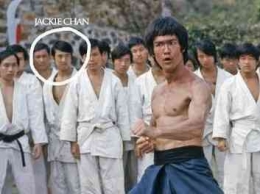 Jacky Chan belum apa apa ketika Bruce Lee terkenal | Warner Bros Sumber: Pinterest