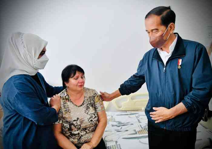 Presiden Jokowi dan Ibu Negara menyantuni korban perang dalam kunjungan di sebuah rumah sakit di Ukraina, 29 Juni 2022 (Foto: Biro Setpres).