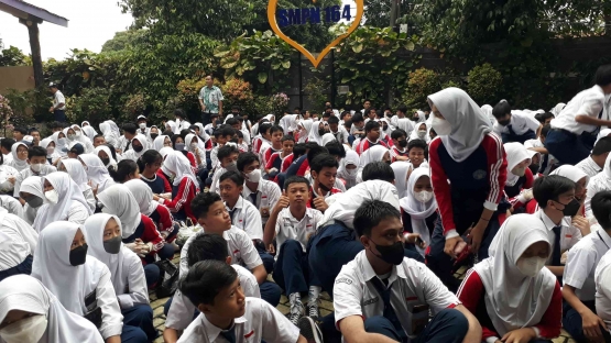 Peserta didik mendengarkan penjelasan guru. (Foto: Dokumentasi sekolah)