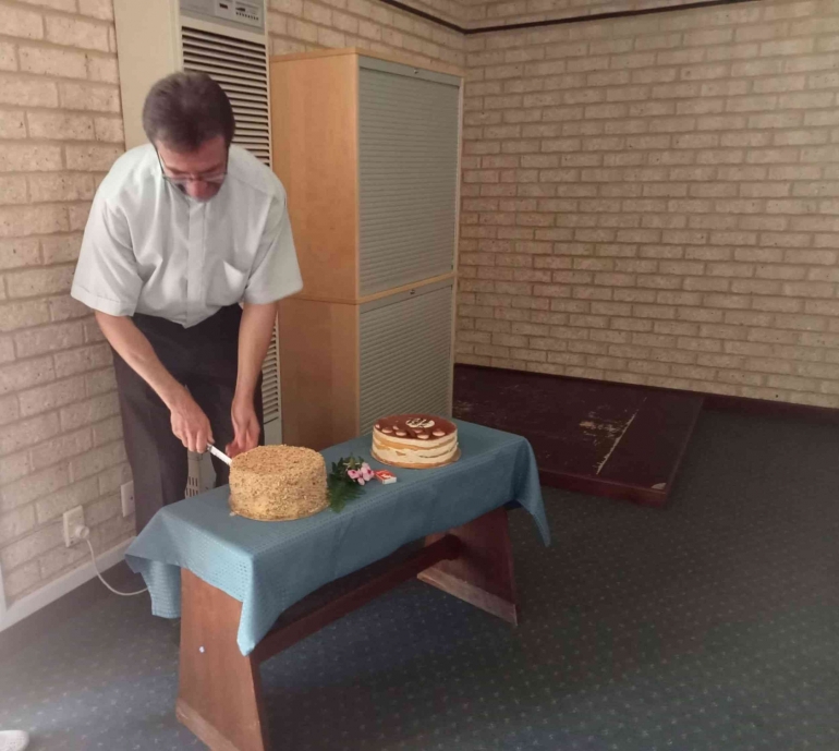 Pastor Mariusz Memotong kue ulang tahunnya.dok pribadi