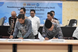 Rektor ULM (kiri) dan Rektor UM Banjarmasin (kanan) menandatangani dokumen MoU antara kedua belah pihak