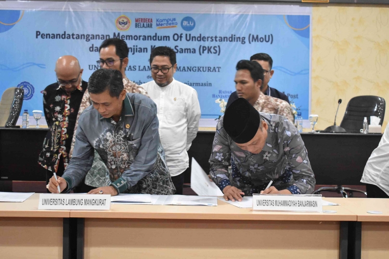 Rektor ULM (kiri) dan Rektor UM Banjarmasin (kanan) menandatangani dokumen MoU antara kedua belah pihak