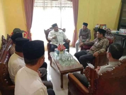 Walinagari Sungai Durian Koto Mambang Kampung Tanjung menerima kunjungan Bupati Suhatri Bur di kantornya. (foto dok pribadi)
