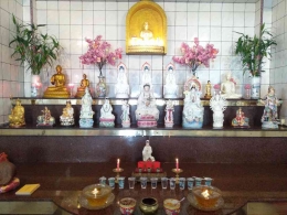 Altar Buddha dan para Bodhisattva di Ruang Dharmasala (Sumber: Dokpri)