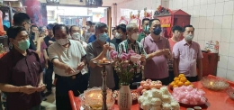 Persiapan ritual sembahyang bersama pengurus Yayasan Klenteng Kwan Kong dan Panitia Sembahyang Tahunan (Sumber: Dok YKKK)