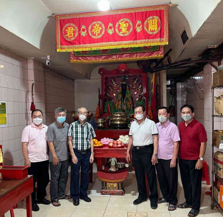 Foto sebagian pengurus Yayasan Klenteng Kwan Kong usai prosesi Ganti Jubah Dewa Kwan Kong (Sumber: Dok YKKK)