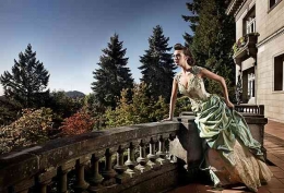 https://www.istockphoto.com/id/foto/wanita-muda-cantik-di-gaun-malam-di-balkon-mansion-copyspace-gm108273014-10559627
