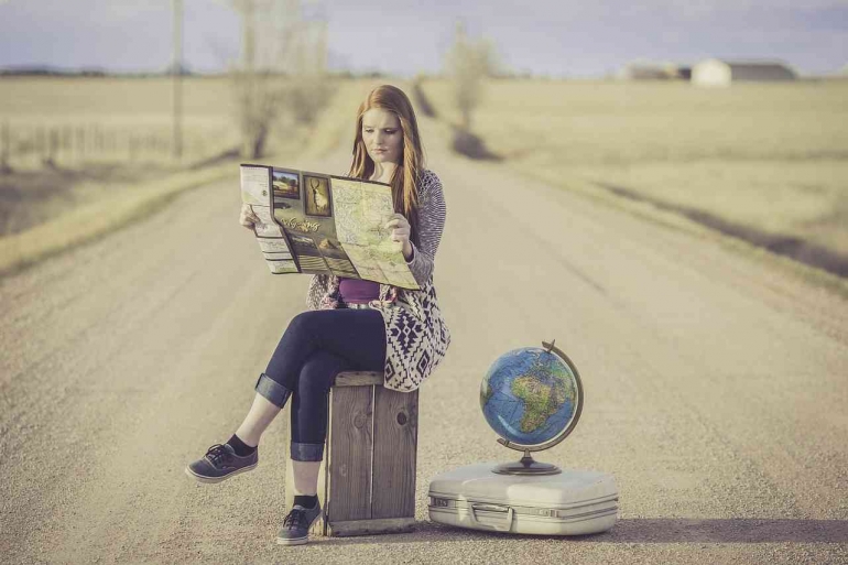 Ilustrasi seorang perempuan yang sedang mengalami kesulitan dalam membaca peta, Source : Pixabay
