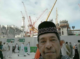 Selfie saat Masjidil Haram Mekah sedang direhab (foto dok Nur Terbit)
