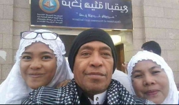 Umrah sekeluarga 2015, dari kiri ke kanan: Fifi SHN, Nur Terbit, Sitti Rabiah (foto dok pribadi)