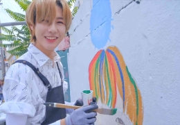 Tangkapan layar, potret Renjun nct dream yang sedang melukis mural (sumber: Youtube NCT Daily)