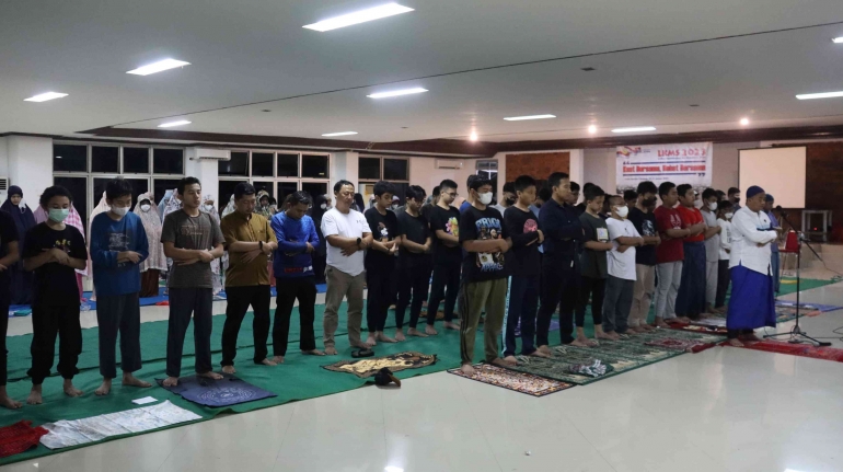 sholat-63cc07b5c835125b432c25b2.jpg