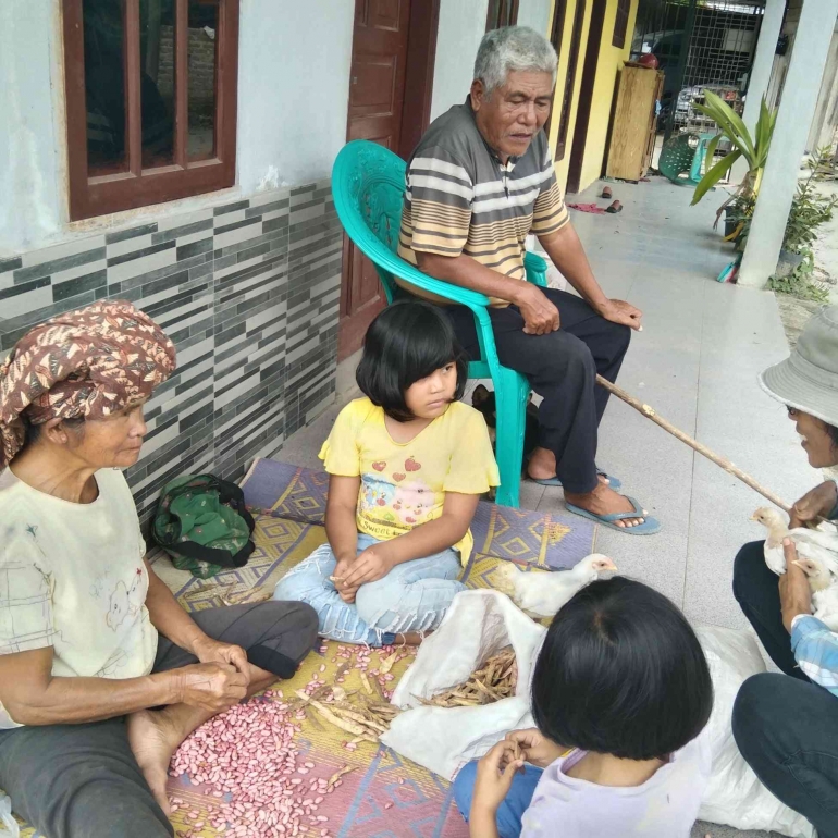 (Opung Silalahi bersama istri dan kedua cucu mereka, aku datang bertandang ke teras rumah mereka di Urung Panei belum lama ini, rumah kami berdekatan - dok.pri)