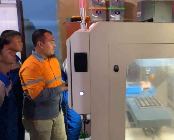 Demonstrasi pengoperasian CNC Milling yang dilakukan Oleh Guru Teknik Mesin