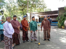 Bpk. Kemiskidi (beskap hijau) menyambut Bregodo dan Gunungan. | Dokumen pribadi.