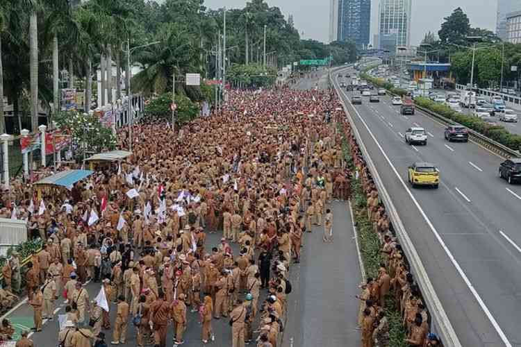 Kades seluruh Indonesia saat berkumpul diparkiran timur Senayan, Jakarta | Dok. Bahrul Ghofar via Kompas.com