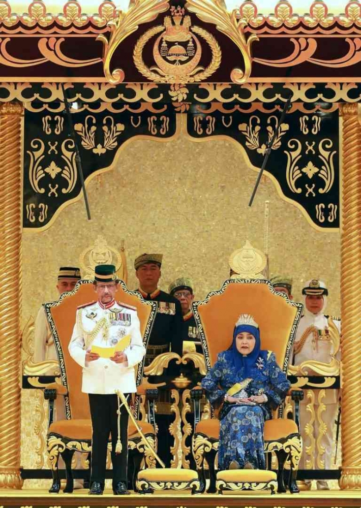  Sultan Hassanal Bolkiah bersama Ratu Saleha dari Brunei pada Juli 2021 (Foto: Jeffrey Wong/Xinhua/ABACAPRESS.COM)