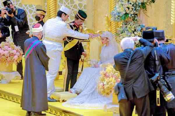 Sultan Brunei memegang tangan mempelai meletakkan di atas kepala putrinya.resmi menjadi suami-istri | Foto via Xaluan.com 