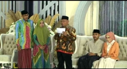 KH. Harun Abdul Manaf memberikan sambutan atas nama tuan rumah, diapit oleh H. Tobroni bersama istri dan kedua mempelai.dokpri