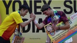 Juara Tunggal Putra India Kunvalut Vitidsarn(kiri) dari Thailand setelah mengalahkan Victor Axelsen(kanan) foto : AP/Manish Swarup)