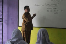 Guru sedang mengajar (Dokumen Pribadi)