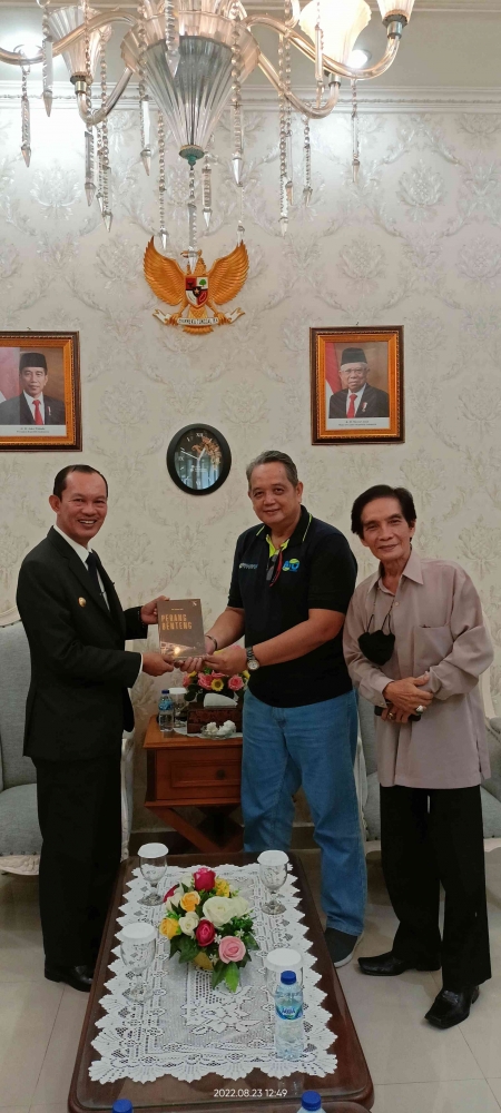 Beraudiensi dan Penyerahan Buku Kepada Walikota Palembang, Bp. H. Harnojoyo/Dokumen Sutanadil Institute