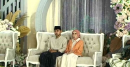 Faizul Kirom bersama istri duduk di pelaminan mendengarkan nasehat KH. Subhan Ma'mun (Dokpri)