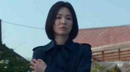 Song Hye Kyo sebagai Moon Dong Eun (Netflix)