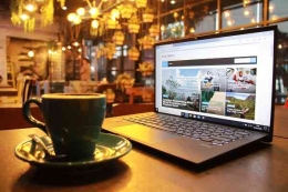 Foto Ilustrasi, Laptop, Kopi dan Kafe