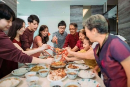 Anak muda Singapura selalu takut makan di Malam Tahun Baru karena kerabat mereka bertanya tentang kekasih dan pernikahan mereka. Foto: Getty Images