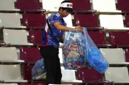 Suporter timnas Jepang memungut sampah di piala dunia Qatar/Kompas.com