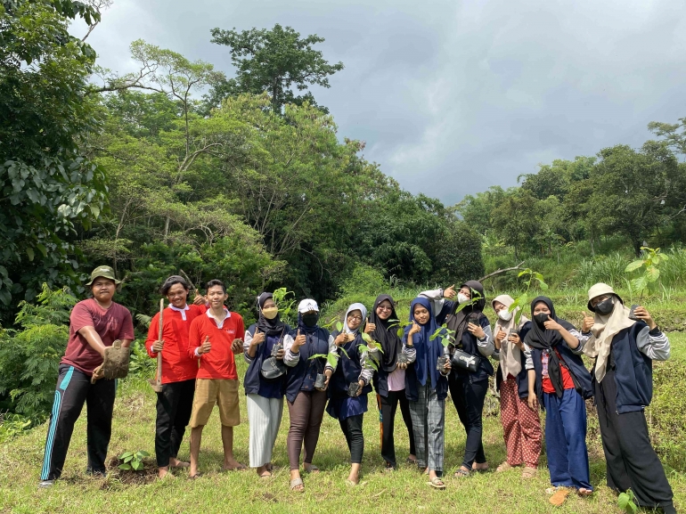 Mahasiswa KKN-P kelompok 10 lakukan penanaman bibit di lahan pekarangan Desa Jatiarjo (Dokpri)