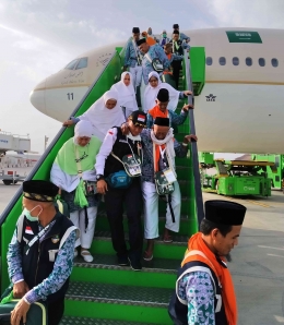 Jamaah haji turun dari pesawat (Sumber: dokumentasi pribadi)