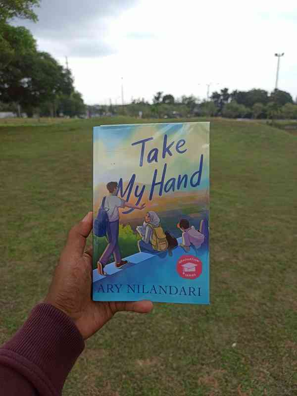 Cover Novel Take My Hand karya Ary Niladari (sumber foto : Dokumetasi Pribadi)