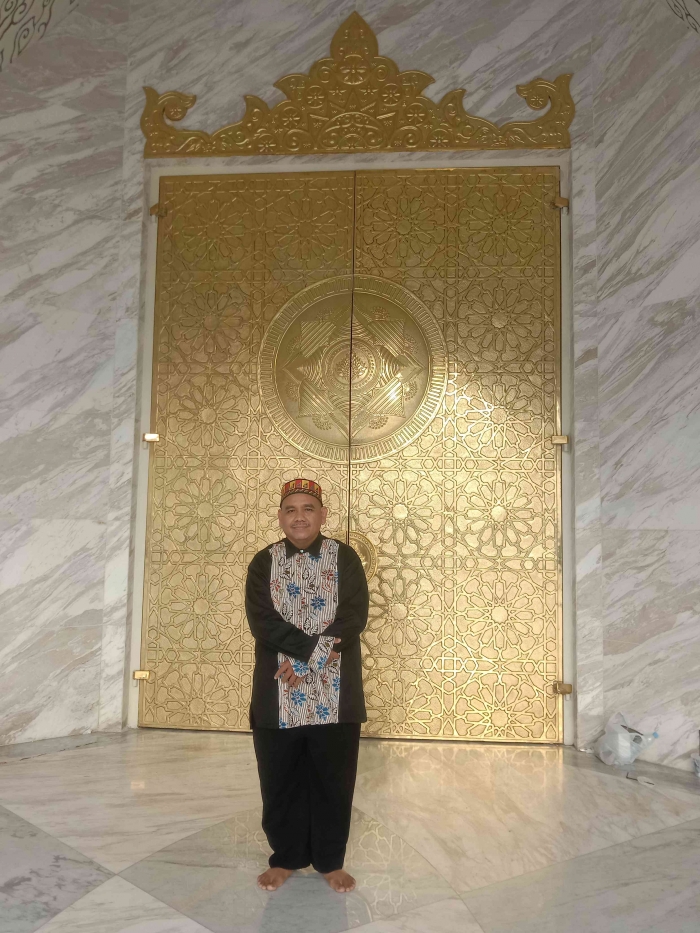 Omjay di depan pintu masjid Al Jabbar Bandung/dokpri