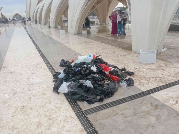 Sampah di depan masjid/Dokpri 
