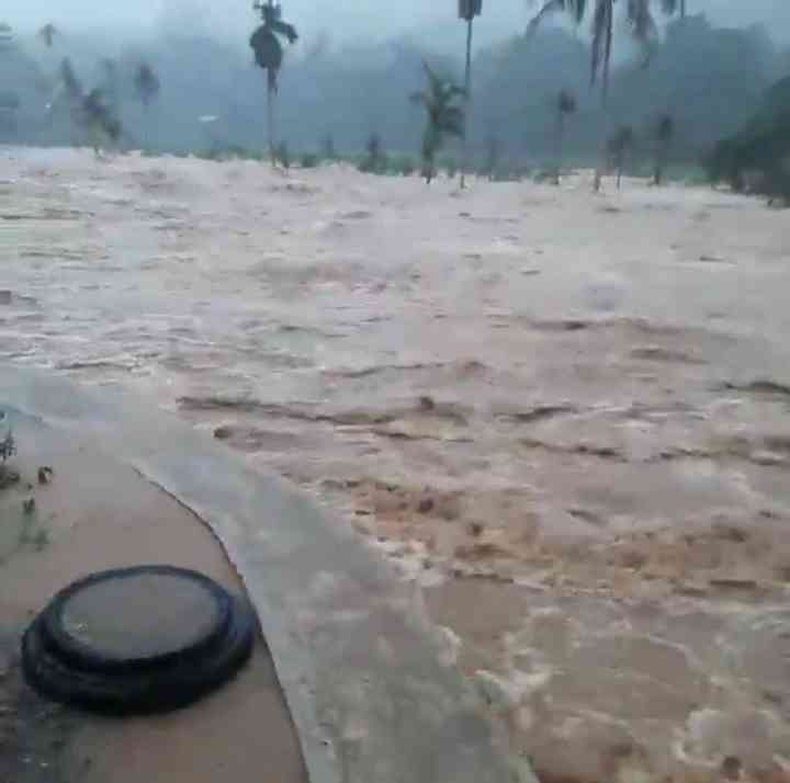 Luapan Sungai Batang Anai menyebabkan sejumlah lokasi mengalami longsor. (foto dok pribadi)