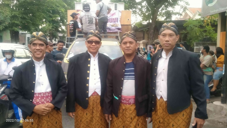 Penulis (kiri) bersama tokoh masyarakat desa menggunakan pakaian adat Jawa ikut serta dalam pawai budaya (foto dokpri)