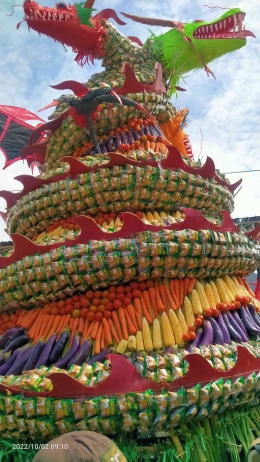 Salah satu karya warga Naga Raksasa berbahan sayuran, buah dan jajan pasar (foto: dokpri)