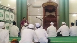 Acara Istigosah dan doa bersama di adakan di Masjid Desa dipimpin oleh seorang Kyai atau Ustadz. (Dokpri)