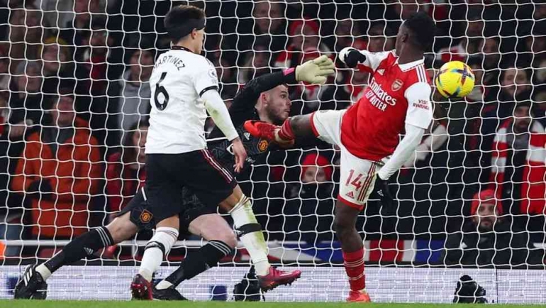 Arsenal menang 3-2 atas Manchester United. Eddie Nketiah mencetak dua gol dalam laga tersebut (Foto Reuters/David Klein).