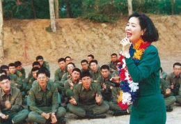 Teresa Teng tampil menghibur tentara di sebuah kamp militer tahun 1981. Sumber: Friends of Armed Forces Association via www.taiwantoday.tw