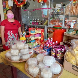 Ci Elis didepan Bakpao yang dijual di kedai Kopi Tiam 89 I Sumber Foto : dokpri