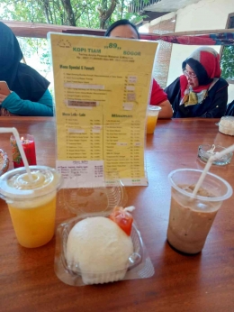 Bakpao, jus markisa dan es kopi di Kopi Tiam 89 I Sumber Foto : dokpri