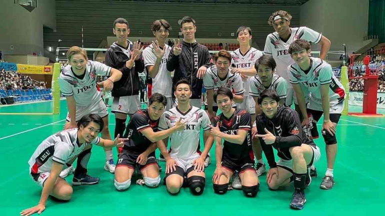 Nishida bersama tim JTEKT Stings (sumber: instagram.com/nishidayuji0130)