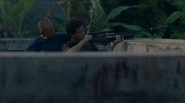 Penampakan Rakib yang sedang diajarkan cara menembak oleh sang jenderal (sumber foto: IMDb)
