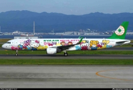 EVA Air dengan livery Hello Kitty. Sumber: Yui F. / www.planespotters.net